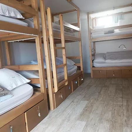 Hostel Cachinnans & *